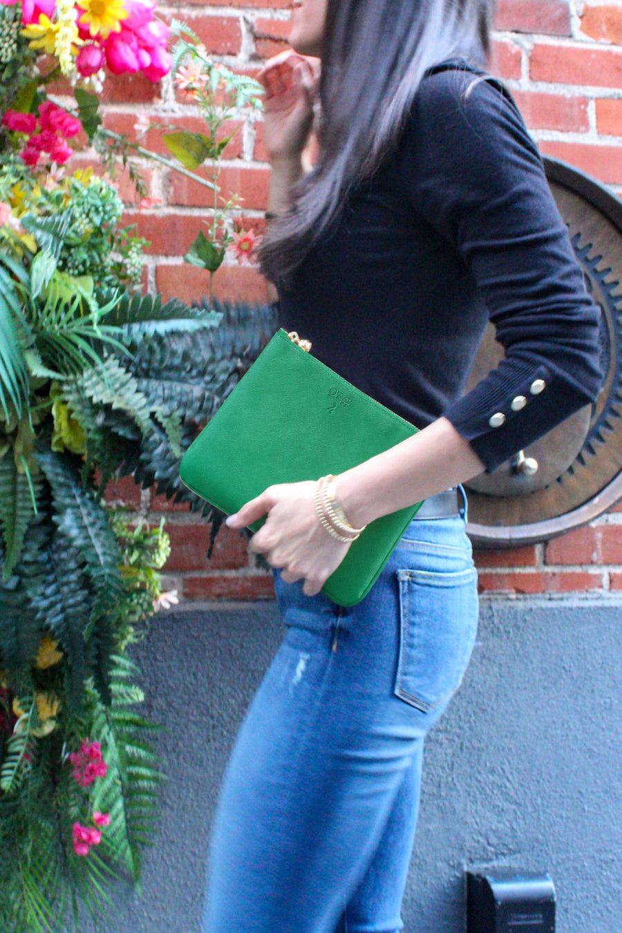 #4 Green Pouch, lifestyle photo 1